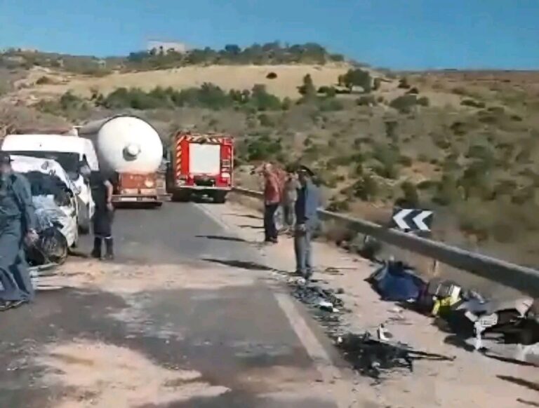 ثلاث وفيات وأربع إصابات حرجة في حادثة سير بين أركمان ورأس الماء