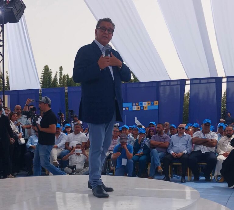 أخنوش يواجه جدل الأغنام من عين الجوهرة ويستعرض حصيلة الحكومة بإقليم الخميسات