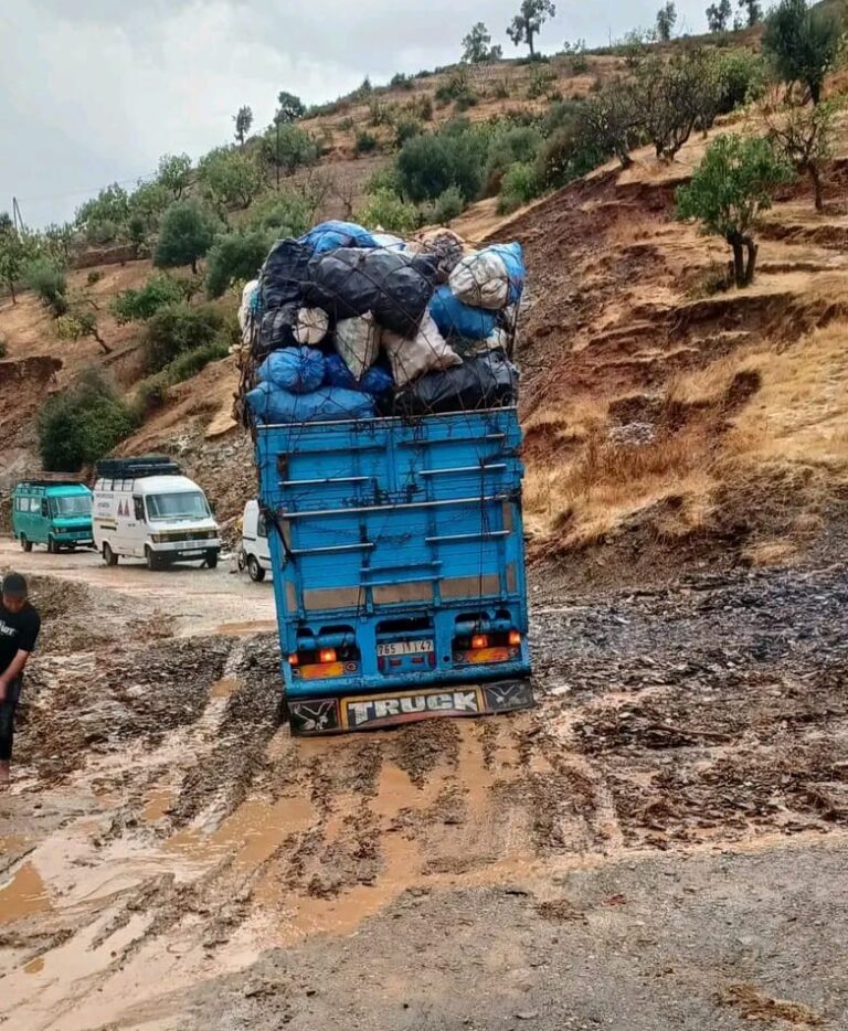 الحسيمة.. أمطار غزيرة مصحوبة بالتبروري تربك حركة السير بالطريق الجهوية 509