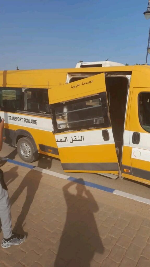 الحسيمة.. عودة معاناة من جديد لتلاميذ آيت قمرة بين عطب حافلة النقل المدرسي وخطر الباب المكسور