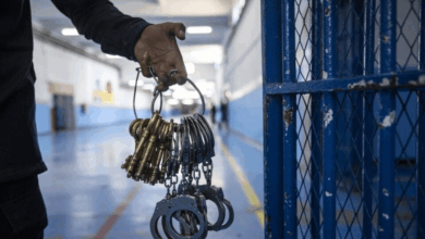 إيداع شابين السجن على خلفية شبهات تتعلق بالتخابر والتشهير وانتحال صفة