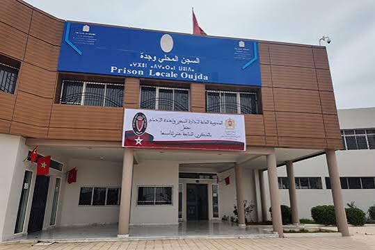 سجن وجدة يرد على ادعاءات “الإهانة وسوء المعاملة” ويكشف تفاصيل واقعة تفتيش زنزانة سجين