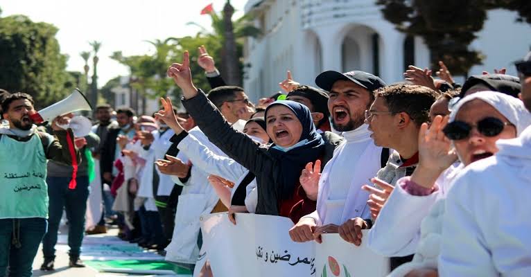 أزمة توظيف خريجي التمريض تتصاعد.. نقابة صحية تطالب وزارة الصحة بالوفاء بالتزاماتها