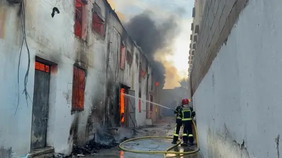 حالة وفاة وإصابات في حريق بمصنع للأثاث بطنجة