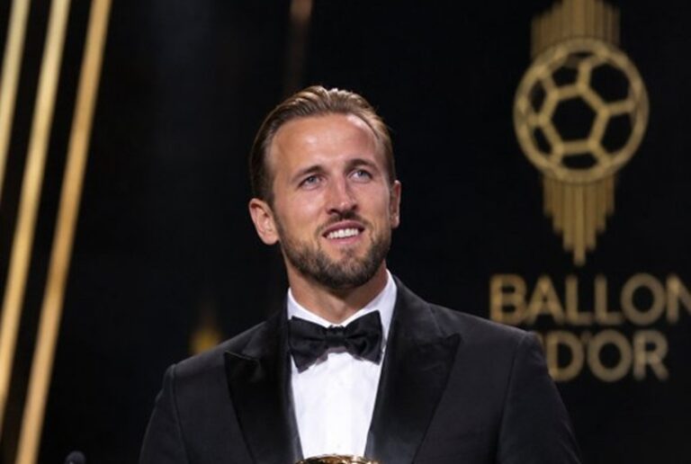 هاري كين يتوج بجائزة الكرة الذهبية لعام 2026 لأول مرة في مسيرته