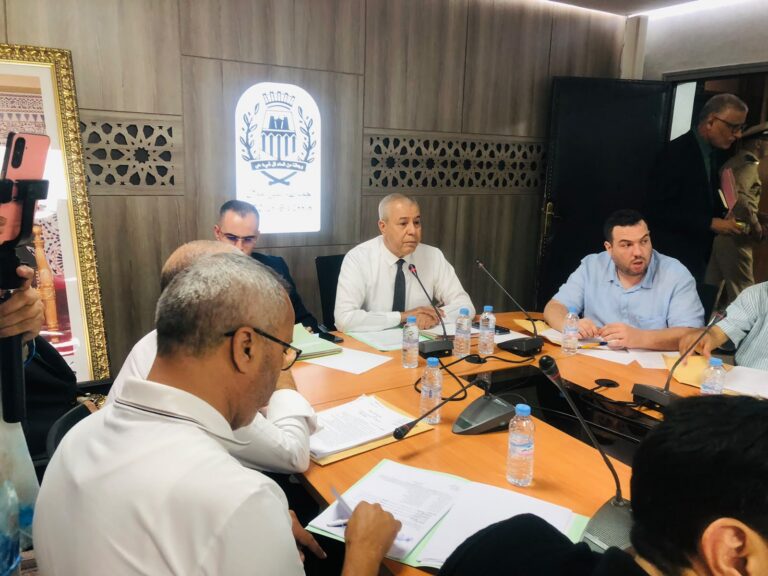 بعد طرد الصحافة وعقد دورة مغلقة.. أزمة النظافة ببني ملال تضع عمال القطاع في الواجهة