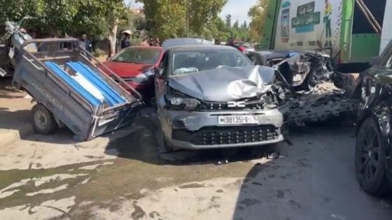 فاس.. شاحنة لنقل النفايات تتسبب في خسائر مادية بعد اصطدامها بعدد من السيارات