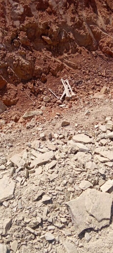 الحسيمة.. ظهور عظام بشرية بمحاذاة مقبرة قديمة ببني بوفراح خلال أشغال تهيئة الطريق يثير استياءً محلياً