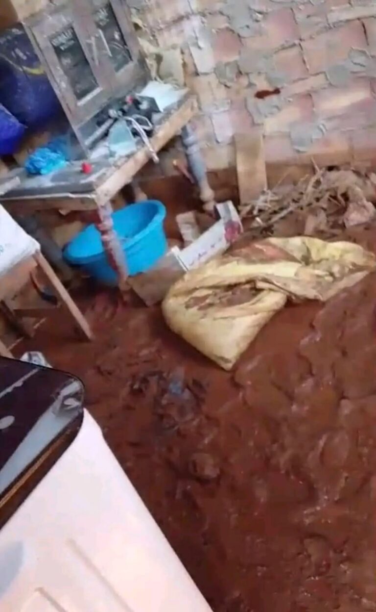 امرأة حامل وأربعة أطفال بلا مأوى بعد تضرر منزلهم بضواحي الحسيمة
