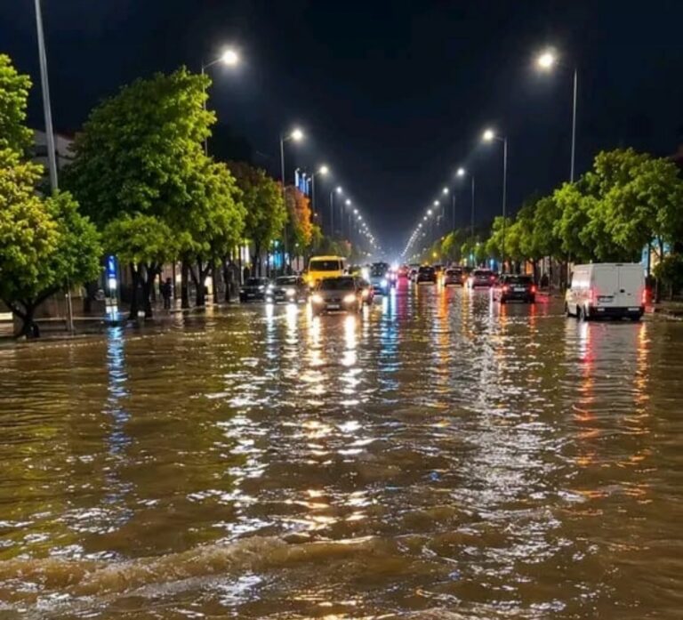 وجدة.. فيضان وادٍ يحاصر سكان حي سيدي يحيى ويغرق عدداً من المنازل