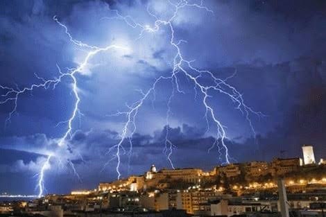 إقليم بولمان.. صاعقة رعدية تنهي حياة سيدة سبعينية بآيت بازة