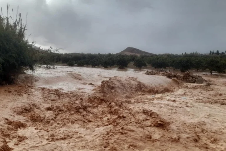 زاكورة.. سيول قوية تجرف سيارة تقل ثلاثة سياح أجانب والسلطات تحذر من عبور الأودية
